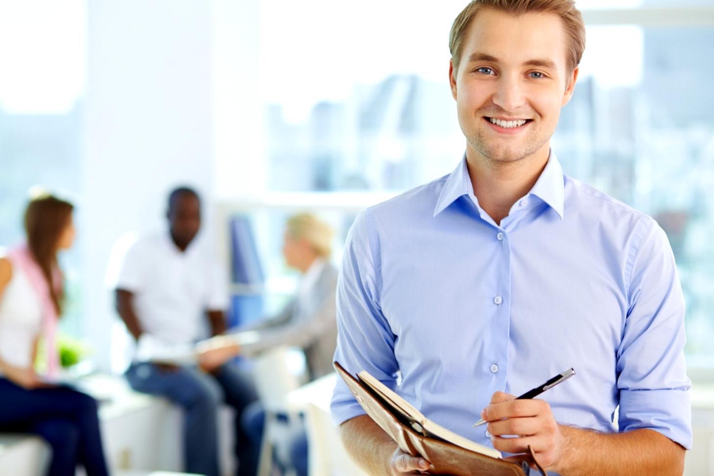 Teilnehmer bei der Analyse von Finanzdaten am Arbeitsplatz