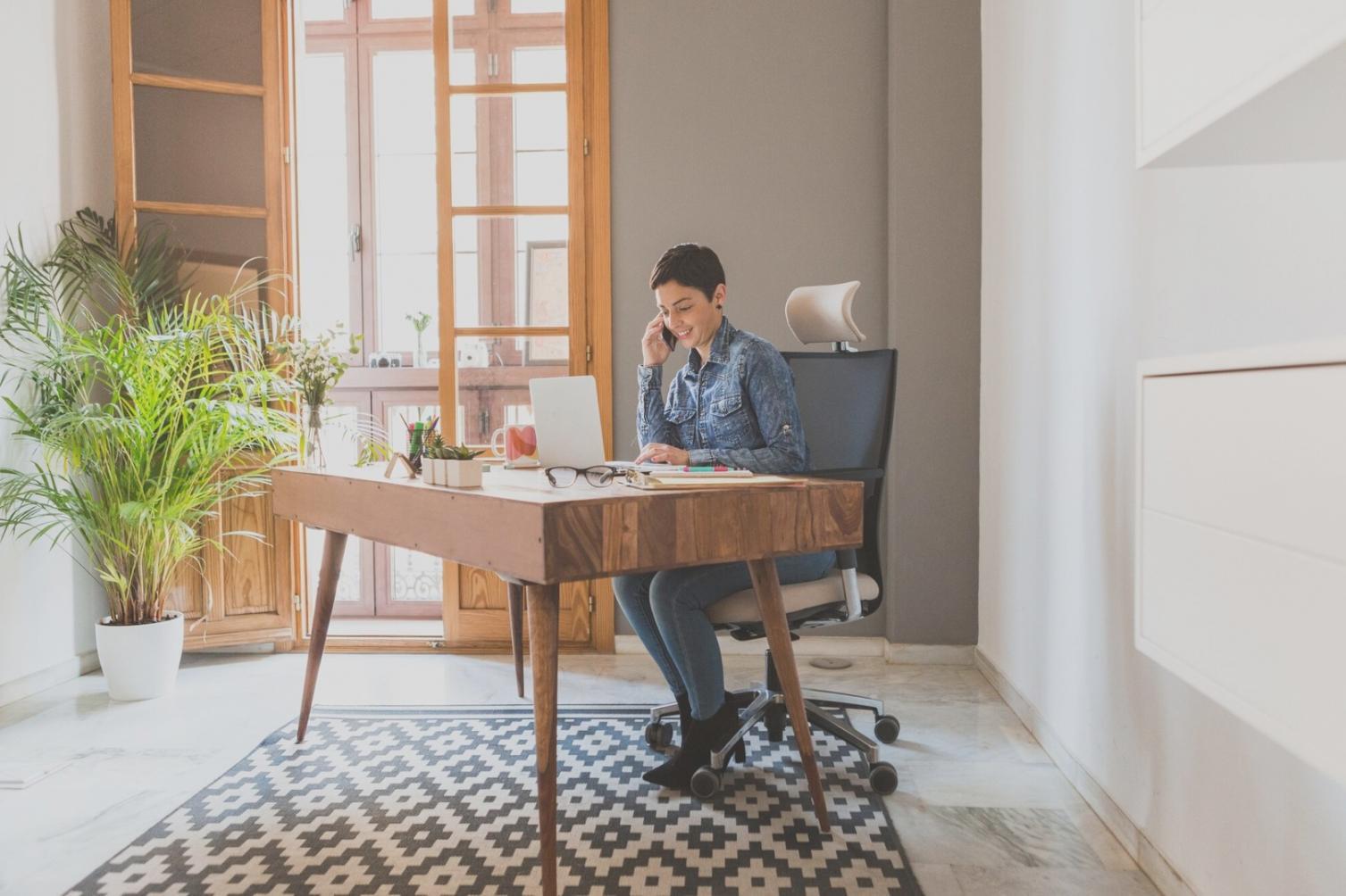 Moderne Finanzanalyse-Arbeitsplatz mit mehreren Bildschirmen