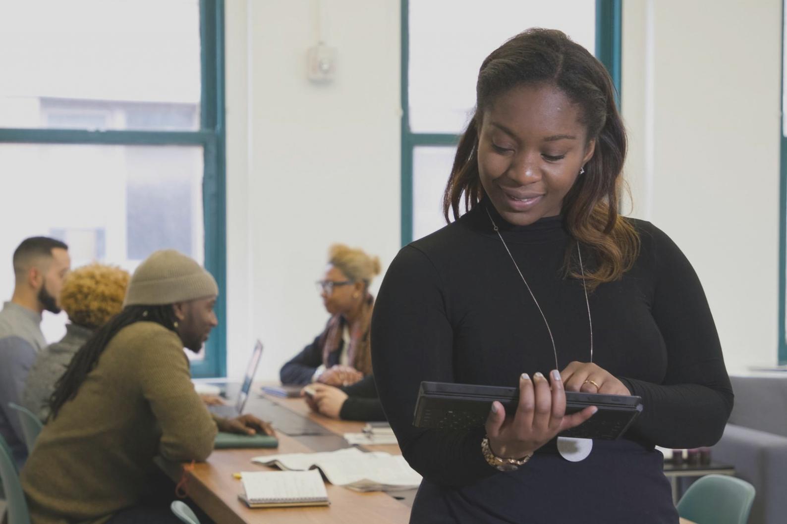 Finanzberichte und Datenanalyse auf einem Schreibtisch